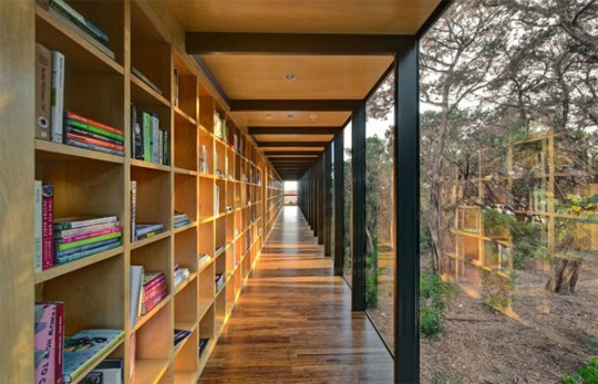 Un pasillo-biblioteca que se puede hacer con las repisas de Repisistem