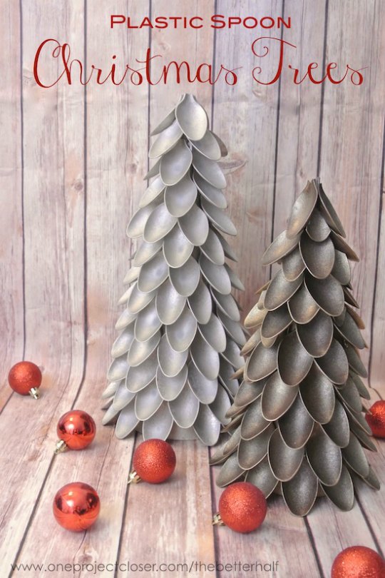 Navidades creativas: un árbol con cucharas de plástico