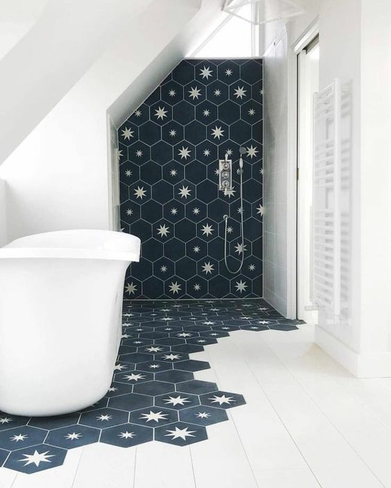 Azulejos hexagonales en el baño