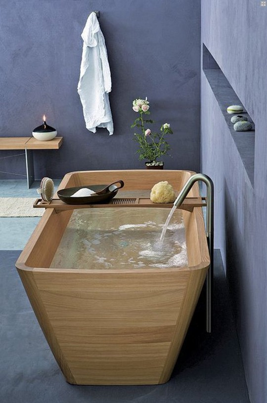 Una bañera de madera