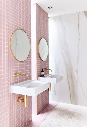 ¿Te atreverías con un baño rosa? 21 Baños de color rosa