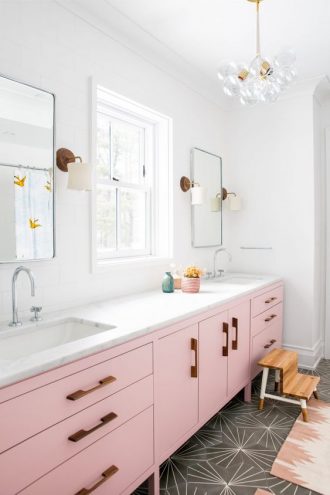 ¿Te atreverías con un baño rosa? 21 Baños de color rosa