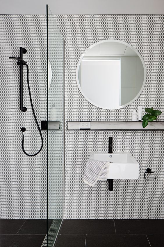 Baños en blanco y negro de estilo moderno
