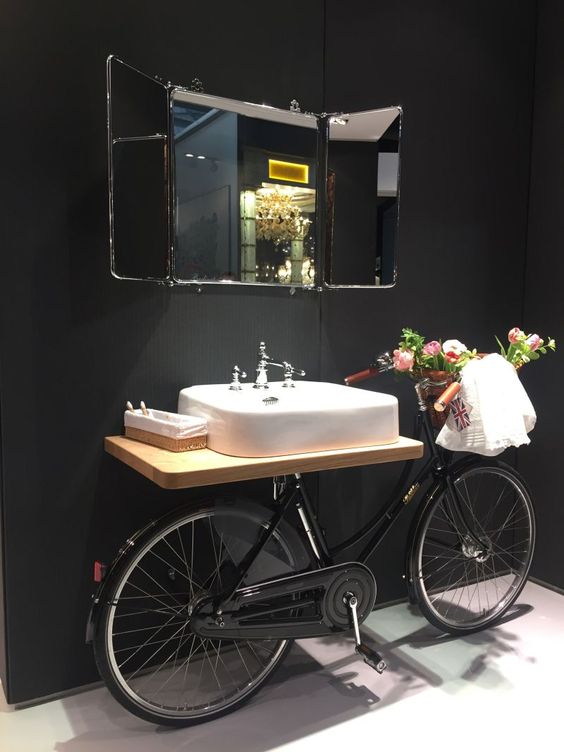 Una bicicleta en el baño