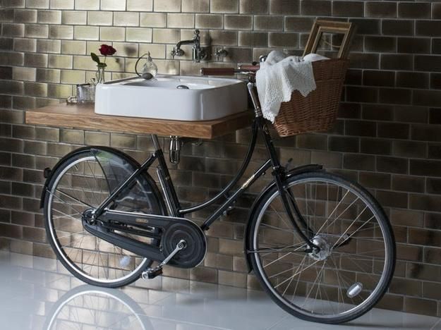 Una bicicleta en el baño