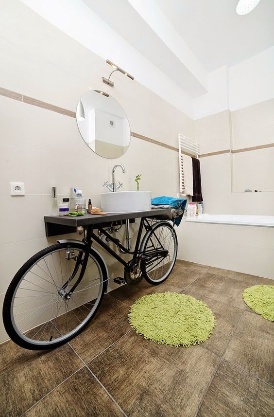 Una bicicleta en el baño