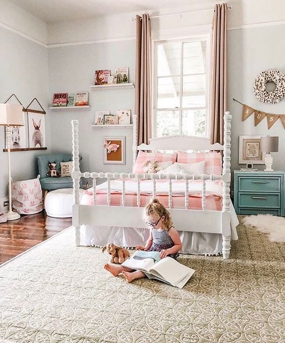 Cama infantil o juvenil debajo de la ventana