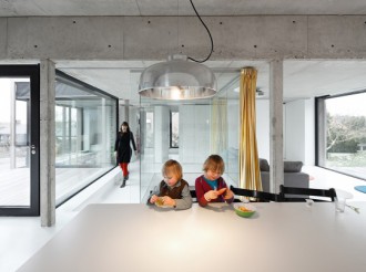 Una vivienda moderna con paredes de pizarra