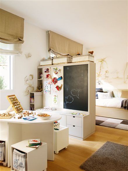 Habitación infantil con rincón de juegos