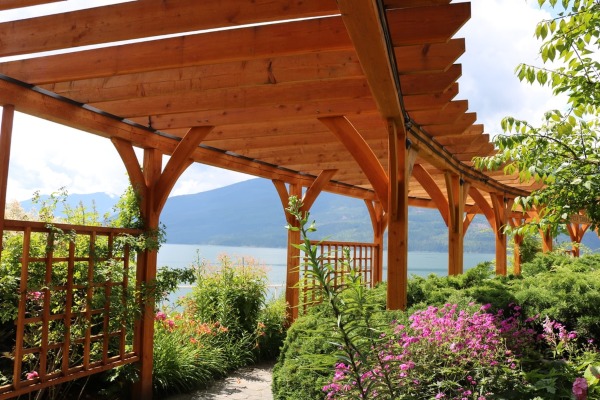 5 ideas para decorar y dar más vida a tu pérgola de jardín