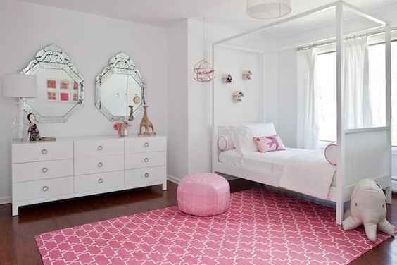 Decoración cómoda de dormitorio con espejos