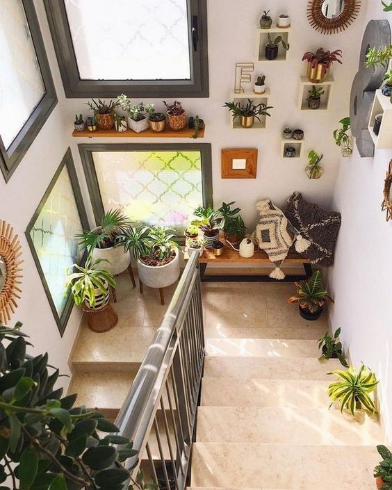 Cómo decorar escaleras con plantas