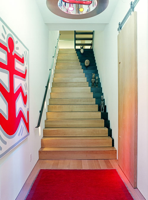 Una escalera decorada con pintura