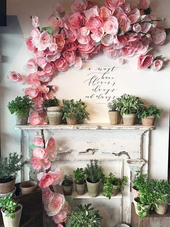 Decorar el salón con flores de papel