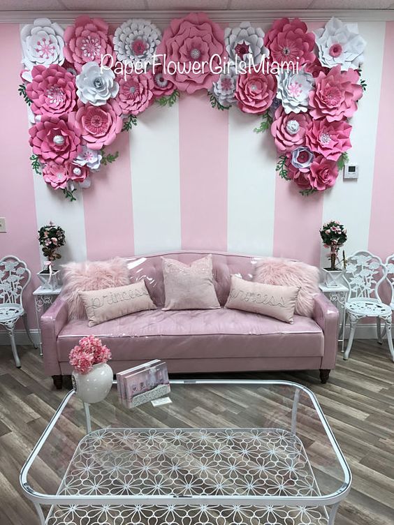 Decorar el salón con flores de papel