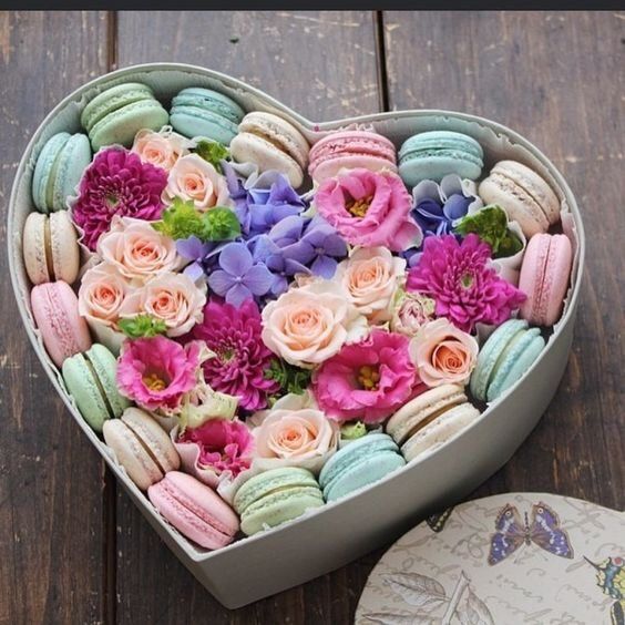 Regalar flores y dulces San Valentín