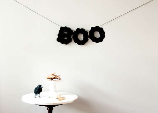 Letras decoradas con pompones negros, decorativo y sencillo, me gusta.