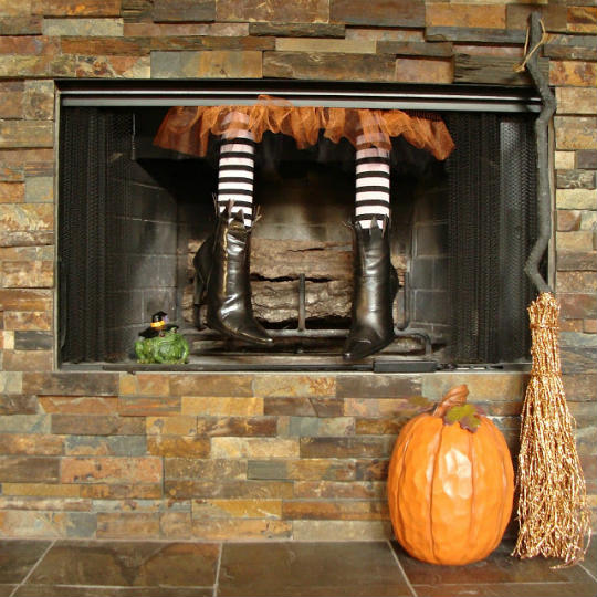 Ideal para casas con chimenea, esta brujita se ha colado por la misma puerta que Papá Noel.