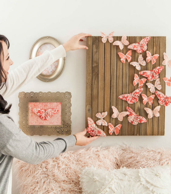 Paredes decoradas con mariposas de papel