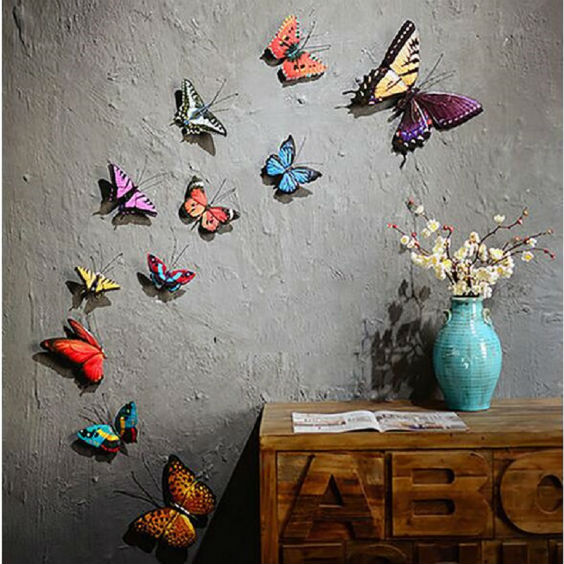 Paredes decoradas con mariposas de papel