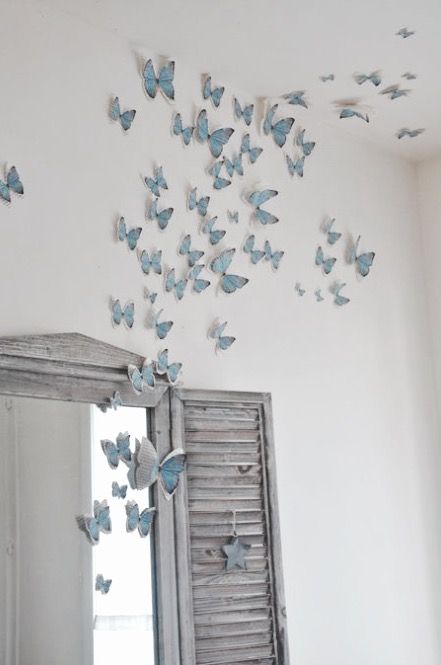 Paredes decoradas con mariposas de papel