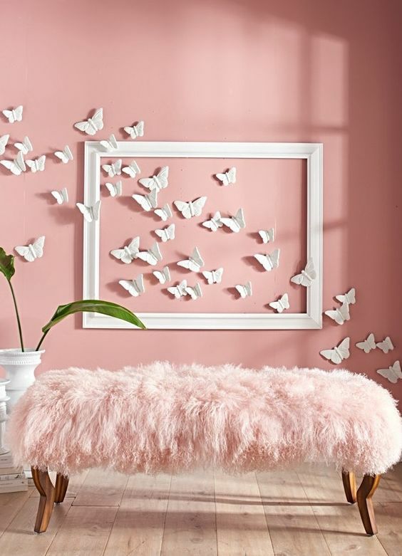 Paredes decoradas con mariposas de papel