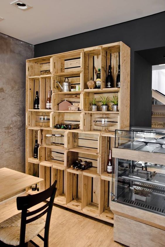 Muebles con cajas de frutas