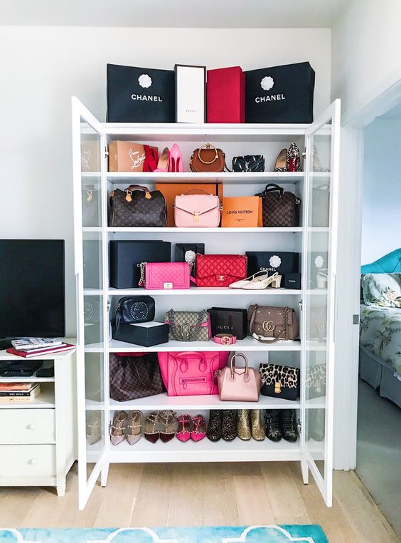 Cómo organizar bolsos en armario