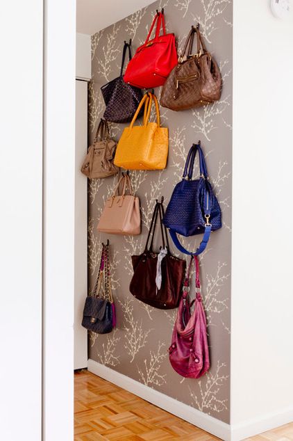 organizar bolsos en pared