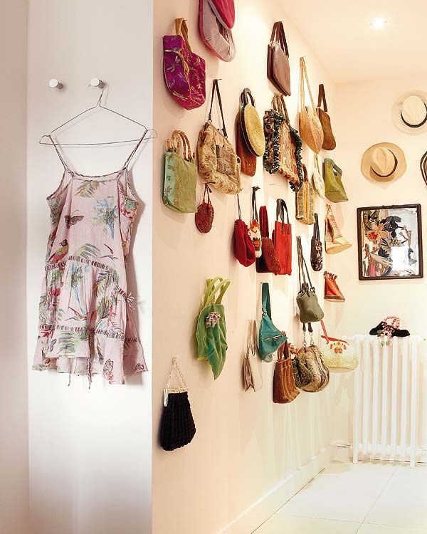 Organizar bolsos en pared