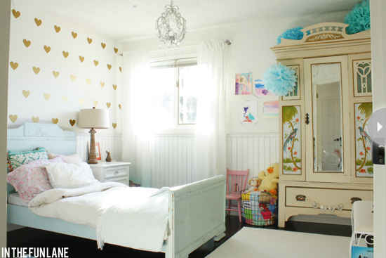 Romántico dormitorio infantil decorado con corazones