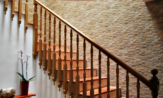 La pared de mi escalera revestida con azulejo cerámico imitación piedra