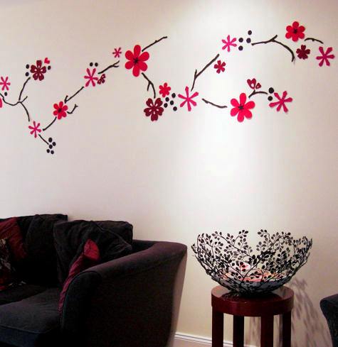 Decorar una pared con flores de fieltro