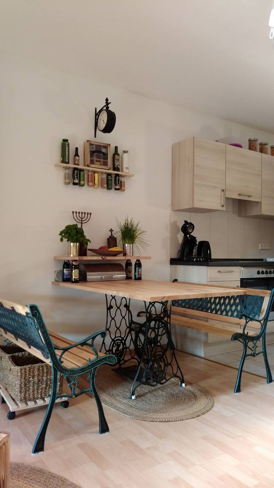 Reciclar el pie de una máquina de coser en la cocina