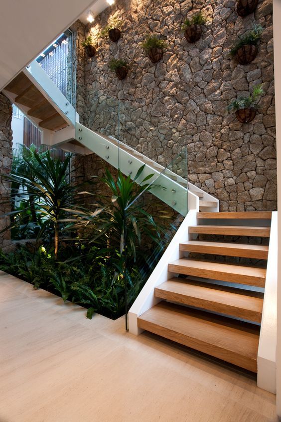 Hueco escaleras con plantas