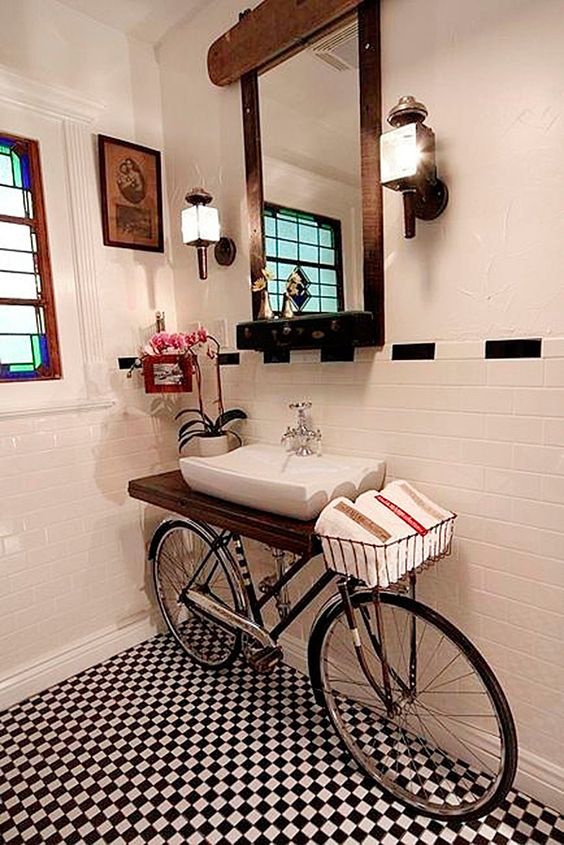 Una bicicleta en el baño