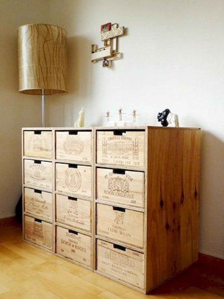 Muebles con cajas de vino