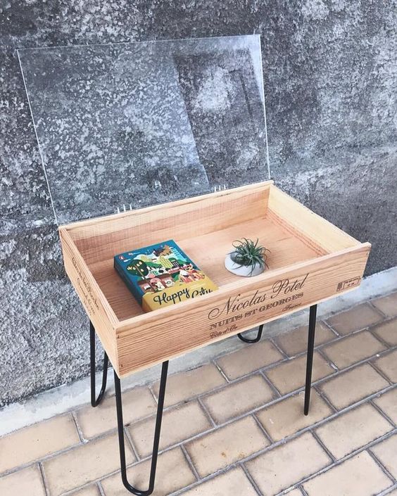 Muebles con cajas de vino