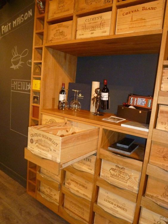 Muebles con cajas de vino