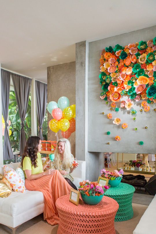 Decorar el salón con flores de papel