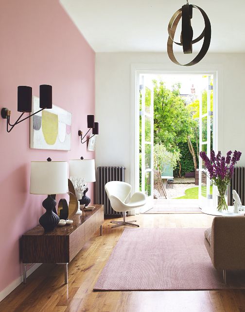 Una pared rosa en el salón