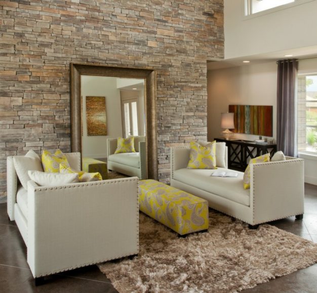 Salones modernos con pared de piedra