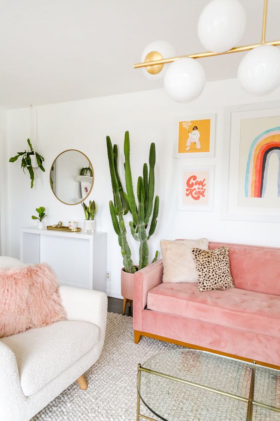 Salón con sofá rosa