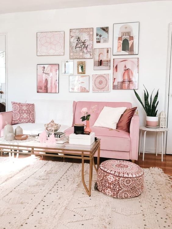 Salón con sofa rosa